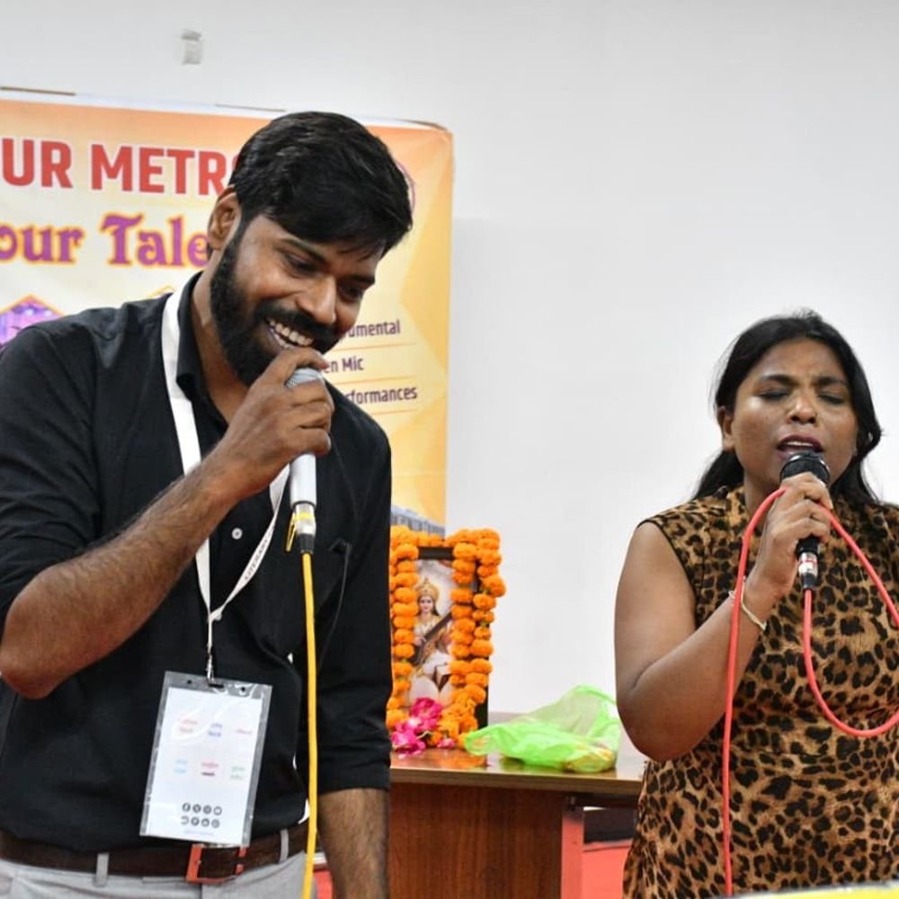 बड़ा चौराहा मेट्रो स्टेशन पर ‘बुक लवर्स डे’:यात्रियों ने सुनीं कविताएं और सदाबहार फिल्मी गीत