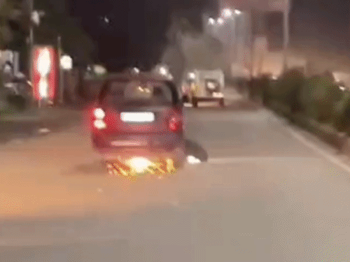 कार सवार ने बाइक को 500 मीटर तक घसीटा, VIDEO:सड़क पर निकलती रहीं चिंगारियां, दबंगई की हदें पार, चलती कार में फंसी बाइक