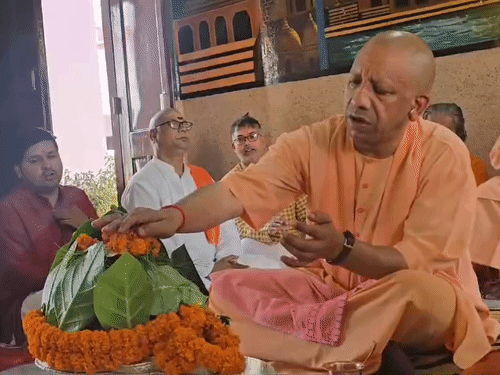 गोरखपुर में CM योगी ने किया रुद्राभिषेक और हवन:प्रदेशवासियों की सुख-समृद्धि की प्रार्थना की