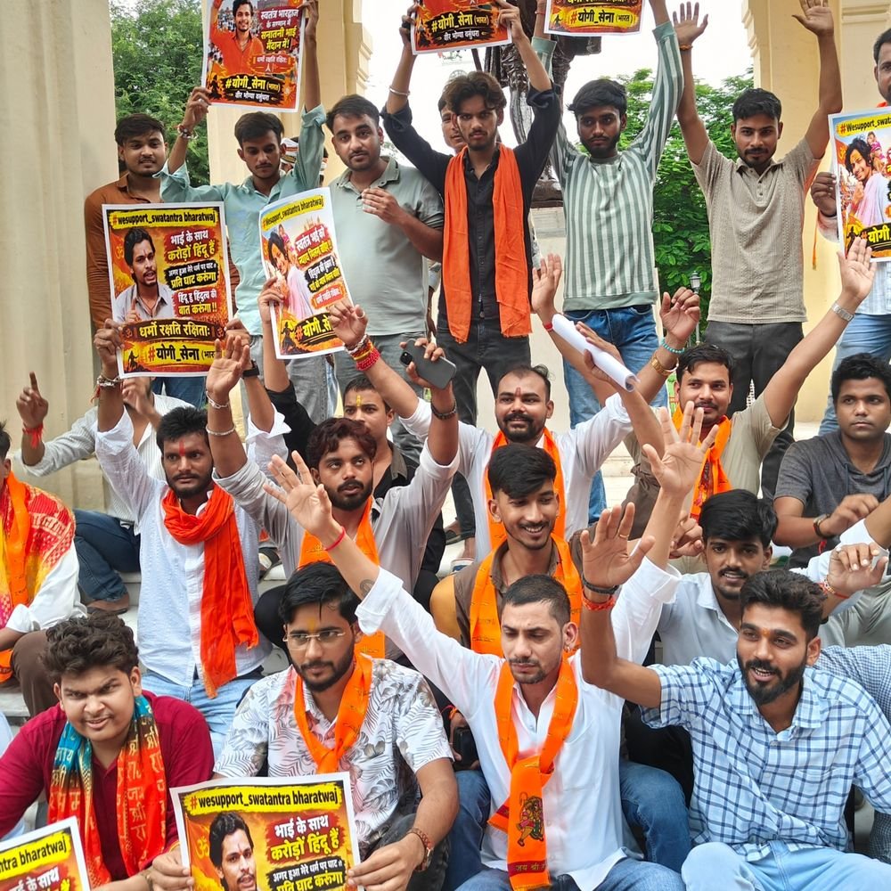 लखनऊ में योगी सेना का प्रदर्शन:स्वतंत्र भारद्वाज का समर्थन किया, प्रदर्शनकारी बोले – निष्पक्ष जांच हो अनावश्यक कार्रवाई न की जाए