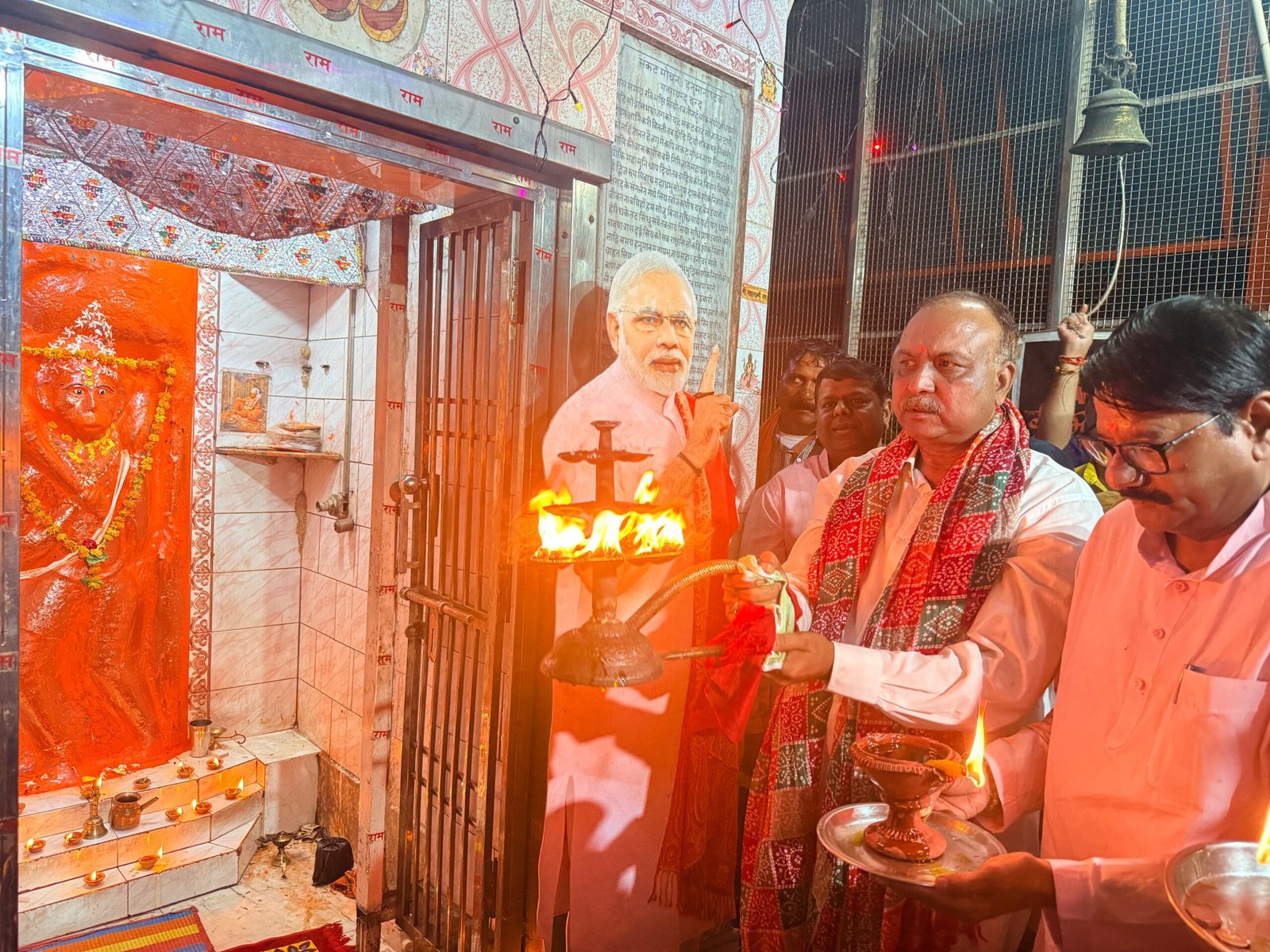 ताज के साये में जले आशीर्वाद के दीप