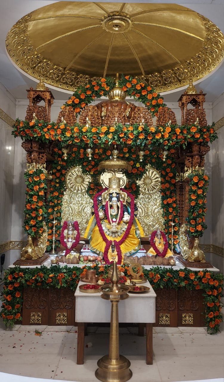 पीतांबर में सजे महागणपति, नन्हे भक्तों ने किया हवन
