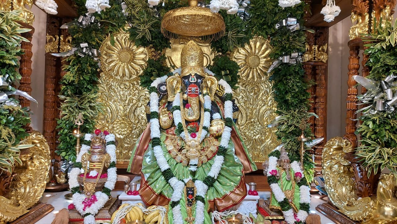 हरित श्रृंगार में सजे महागणपति, हरित वाटिका फूल बंगला बना आकर्षण