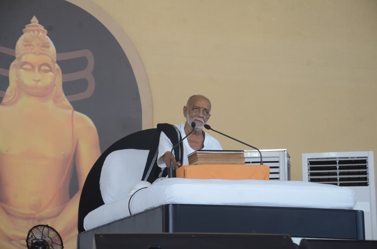 मोरारी बापू बोले, भोजन कम करो, भजन ज्यादा