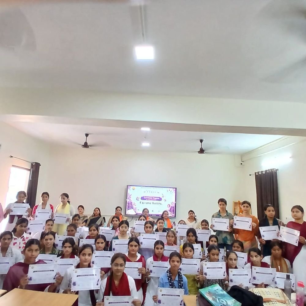 हापुड़ में 7 दिवसीय रचनात्मक लेखन कार्यशाला का समापन:छात्राओं को मिला कल्पना और मौलिकता से लिखने का मंच