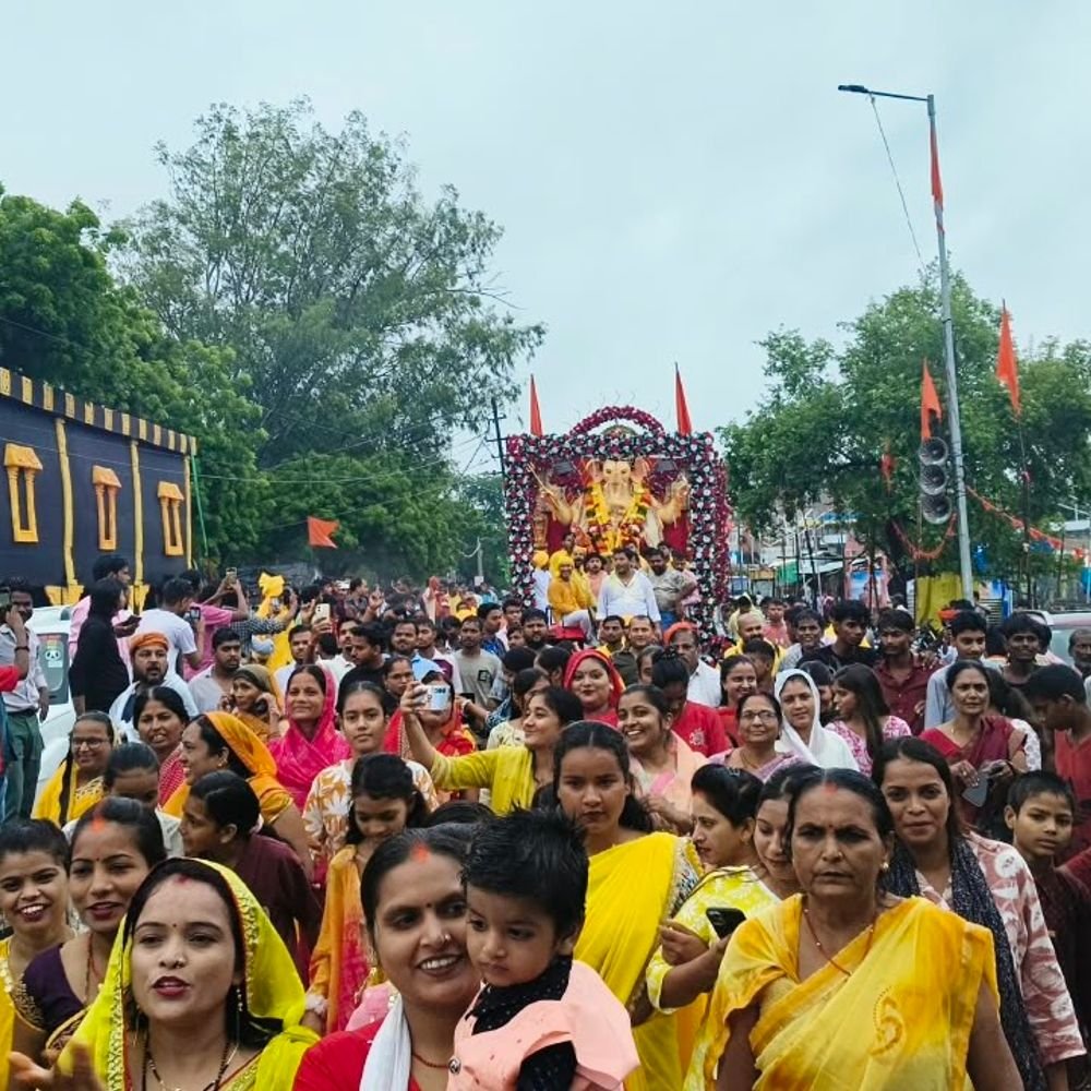 गणपति बप्पा मोरया के जयकारों से गूंजा इलाका:जयकारों के बीच श्रद्धालुओं ने भगवान श्री गणेश की प्रतिमा को विदाई दी