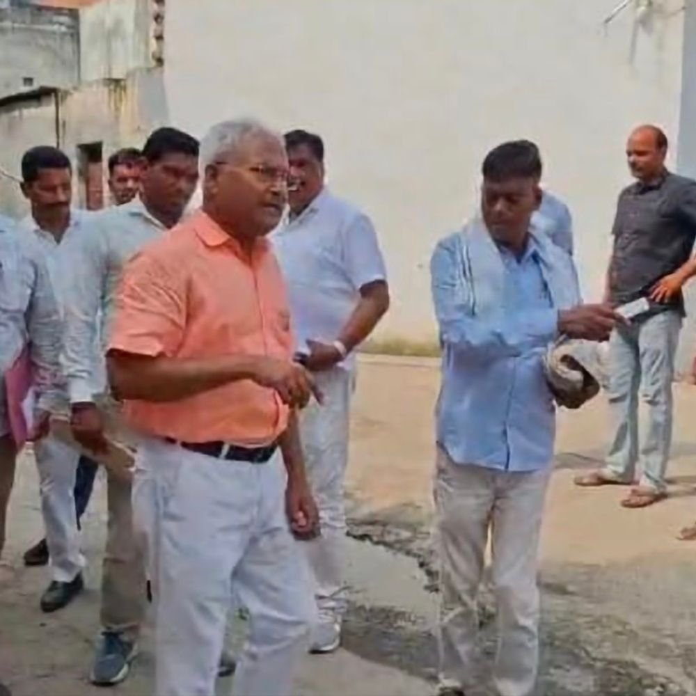 संभल में दूध प्लांट और रास्ते की शिकायत पर जांच:पुराने रिकॉर्ड में 8 मीटर रास्ता, 2013 के नक्शे में 4 मीटर हुआ दर्ज