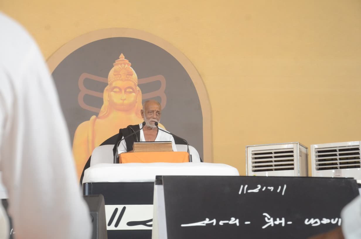 जिसने राम नाम पकड़ लिया, उसे अपनी अस्मिता नहीं गिरानी : मोरारी बापू