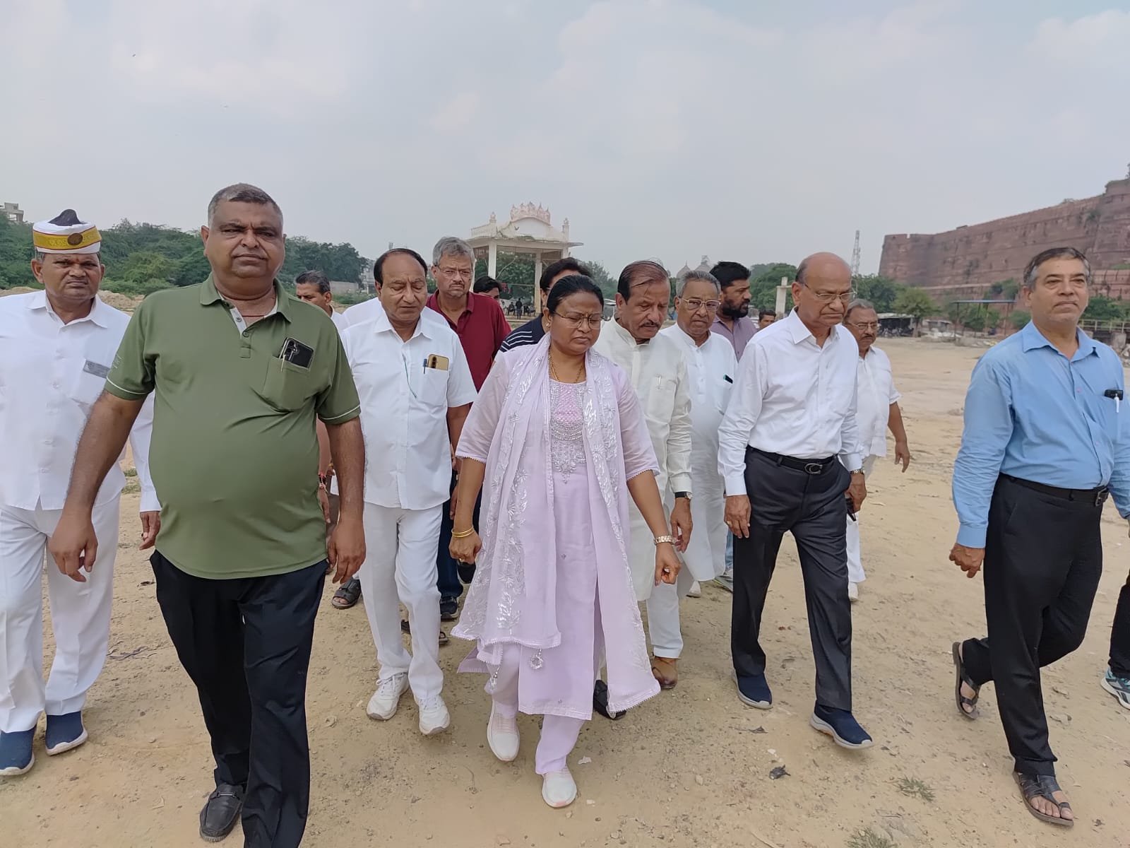 रामलीला मैदान का मंच टूटा, झोपड़ियां अब तक नहीं हटीं, सफाई व्यवस्था भी अधूरी