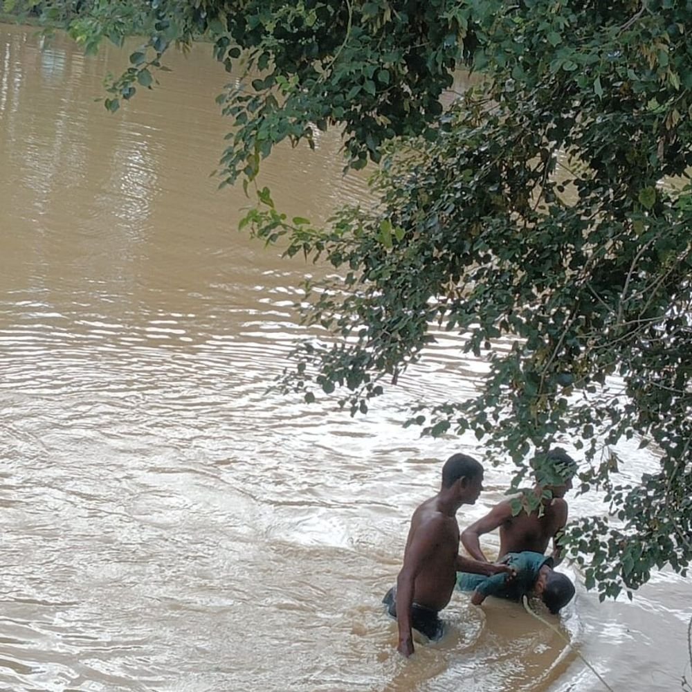 पानी भरे गड्ढे में डूबने से 2 बच्चों की मौत:फर्रुखाबाद में ईंट-भट्ठे के गड्ढे में नहाते समय हुआ हादसा, ग्रामीणों ने शव निकाला