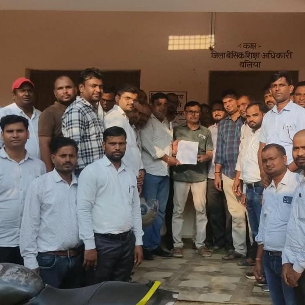 ब्रिज कोर्स में पासिंग मार्क की बाध्यता हटाने की मांग:बलिया में डीएम को सीएम के नाम 69000 शिक्षक भर्ती के शिक्षकों ने सौंपा ज्ञापन