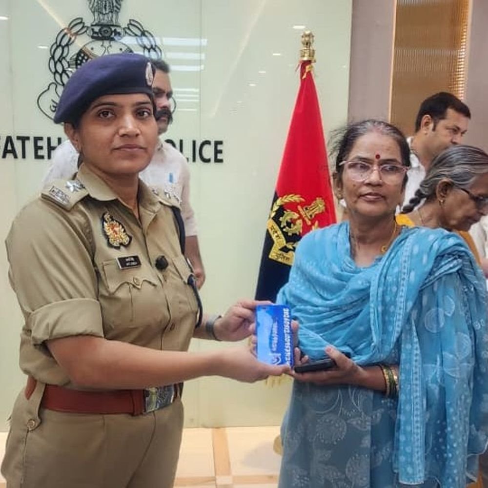 फर्रुखाबाद पुलिस ने 151 खोए हुए मोबाइल लौटाए:35 लाख रुपए के मोबाइल पाकर लोगों के चेहरे खिले