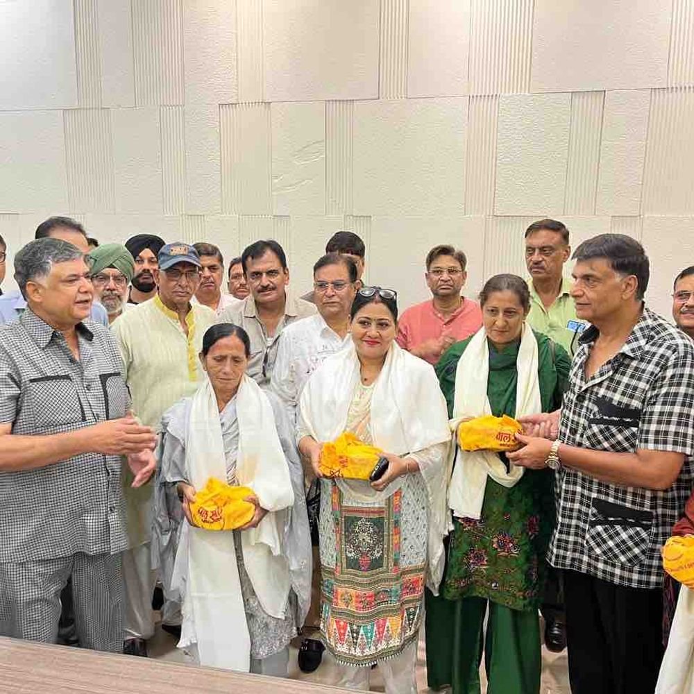 कानपुर में शिक्षक दिवस से पहले शिक्षिकाओं का सम्मान:कोपेस्टेट शिक्षा सदन की टीचर्स को शॉल और उपहार भेंट किए गए