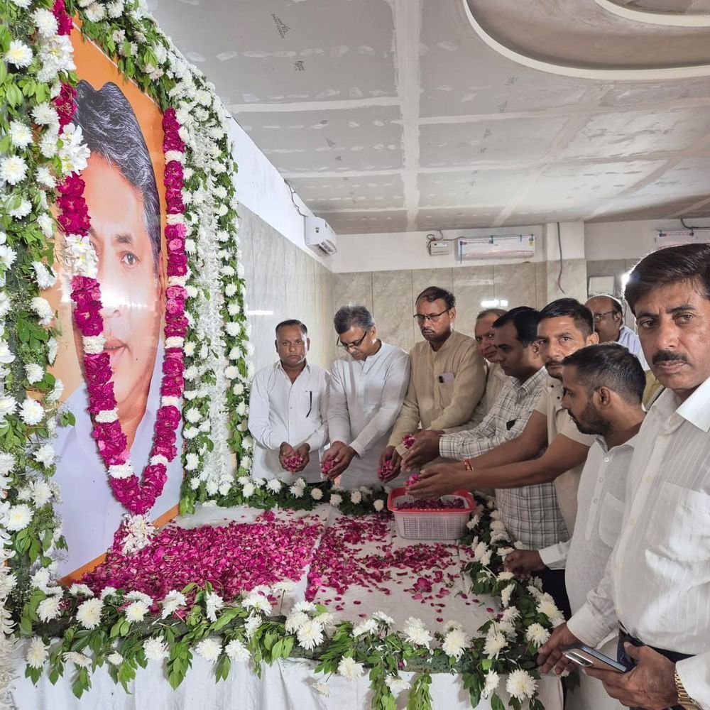 कांग्रेस नेताओं ने अनिल शर्मा को श्रद्धांजलि दी:शिकारपुर पहुंचकर शोकाकुल परिवार से मिले, हरसंभव सहयोग का भरोसा दिलाया