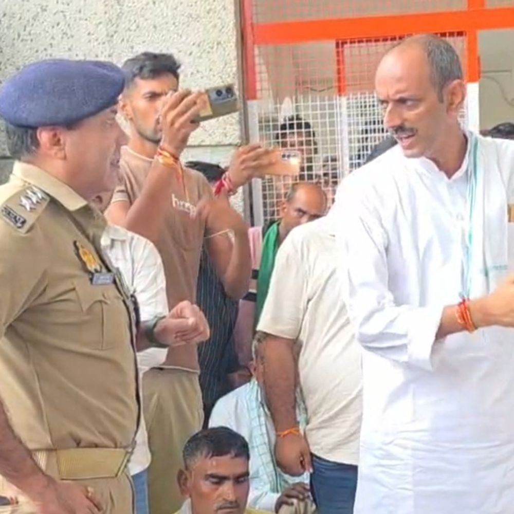 किसानों का 3 घंटे धरना, सीओ से तीखी बहस:भाकियू अराजनैतिक की सर्किल रेट बढ़ाने और अवैध प्लाटिंग रोकने की मांग
