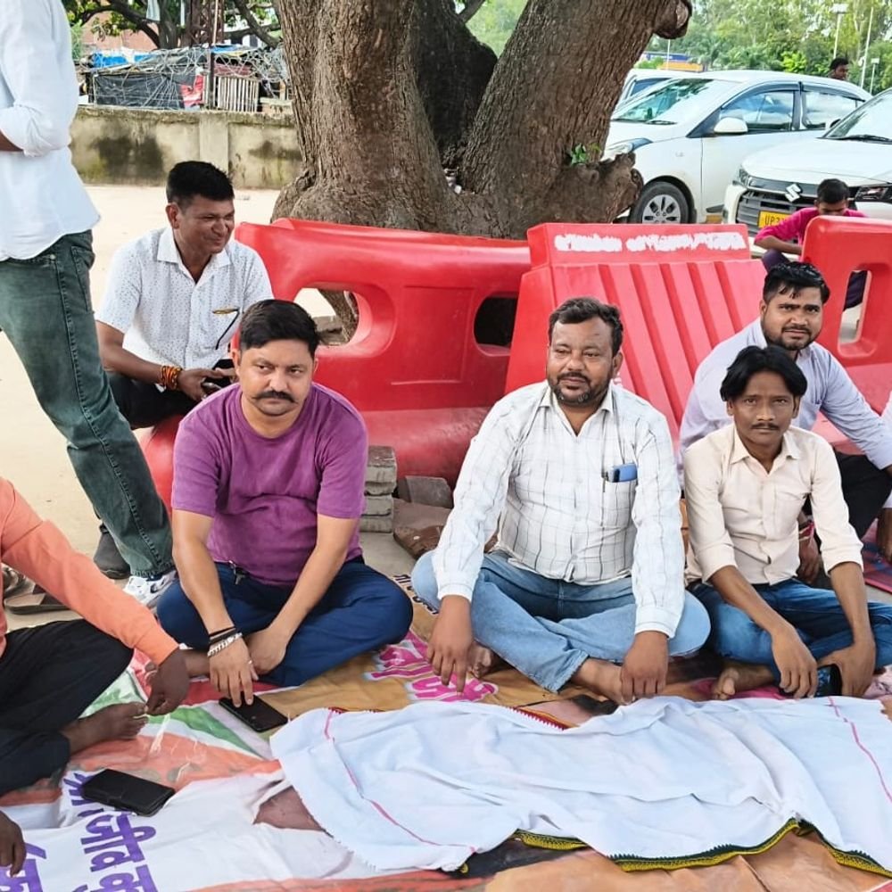 लखनऊ में कैब चालकों का प्रदर्शन:कम किराए के विरोध में दिया धरना, हड़ताल की चेतावनी दी