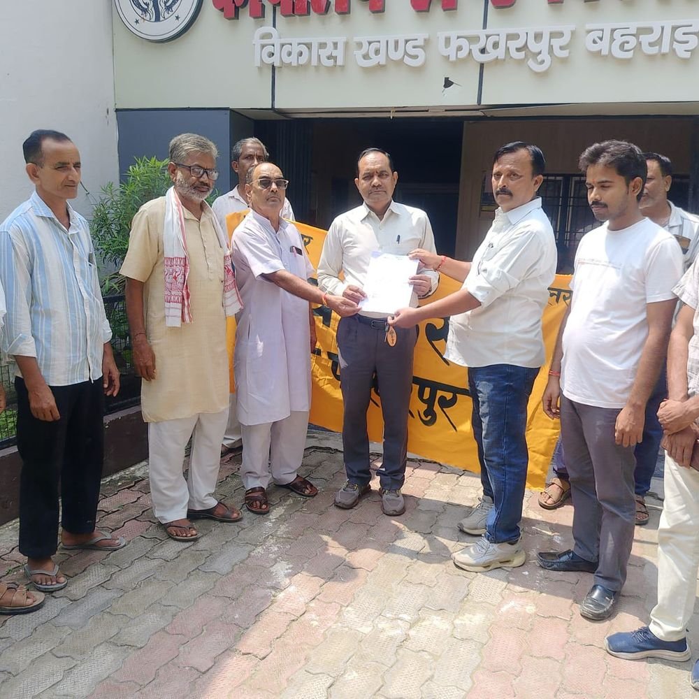 बहराइच में किसानों की मांगों को लेकर धरना:भारतीय किसान संघ ने फखरपुर में मुख्यमंत्री के नाम ज्ञापन सौंपा