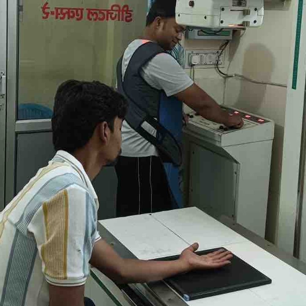 कानपुर में सड़क पर 2 सांड लड़े:फास्ट फूड की दुकान चलाने वाले युवक को घर में घुसकर पटका, हाथ-पैर में लगी चोट
