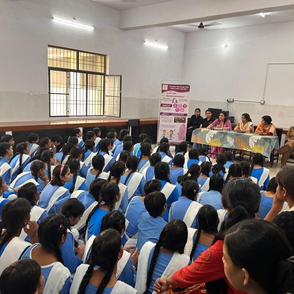 मुरादाबाद में स्वास्थ्य जागरूकता कार्यशाला:मासिक धर्म स्वच्छता मानसिक स्वास्थ्य की जानकारी दी, छात्राओं को पैड वितरित किए