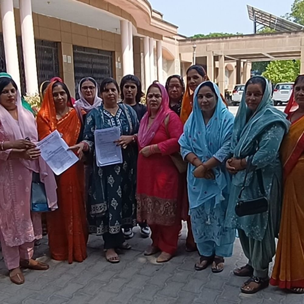 आंगनबाड़ी कार्यकर्ताओं ने 18 हजार मानदेय की मांग की:लंबित PLI और मार्च के भुगतान के लिए DM को ज्ञापन सौंपा