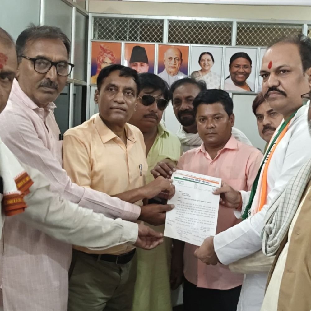 कांग्रेस ने नई UPI भुगतान व्यवस्था का विरोध किया:मिर्जापुर में सांसद कार्यालय पर ज्ञापन सौंपा, राजन बोले- व्यापारियों पर बढ़ेगा बोझ