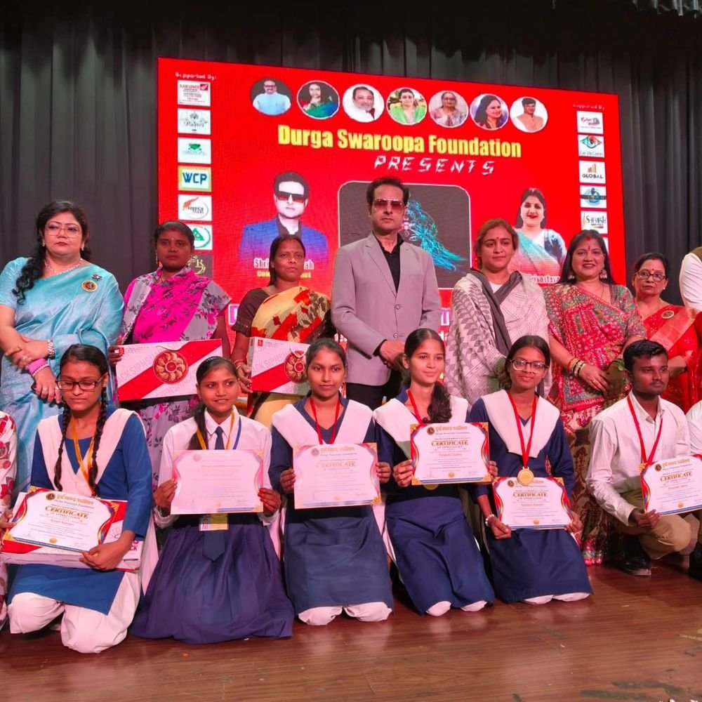लखनऊ में दुर्गा स्वरूपा सम्मान समारोह:विभिन्न क्षेत्रों की 13 हस्तियां पुरस्कृत, अग्निशमन कर्मियों और शिक्षकों का अभिनंदन