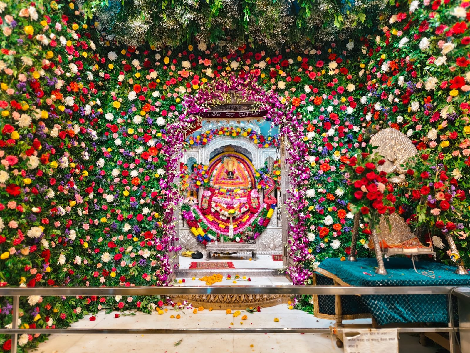 रंग-बिरंगे पुष्पों की बगिया में विराजे श्याम बाबा, जन्माष्टमी पर उमड़ा भक्तों की आस्था का सैलाब