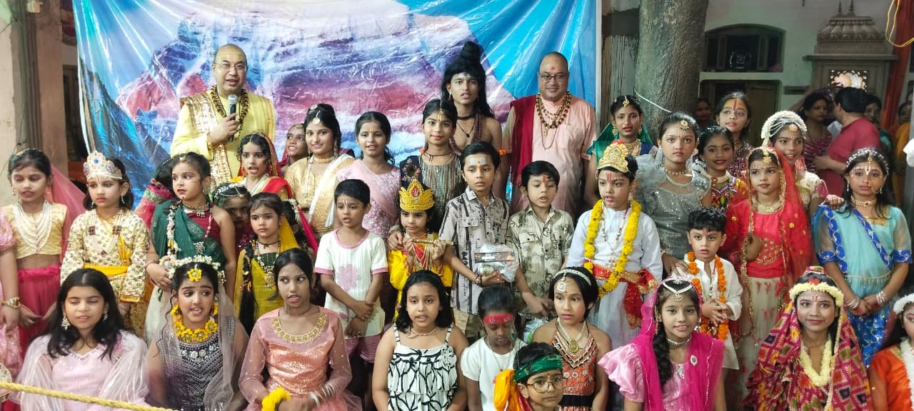 श्री मनः कामेश्वर मठ मंदिर में नंदोत्सव की धूम, बाल कलाकारों ने सजाया ब्रज का संसार