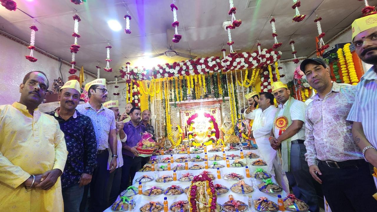 प्राचीन सिद्धि विनायक मंदिर से गणपति के जयकरों के साथ निकली 66वीं भव्य शोभायात्रा
