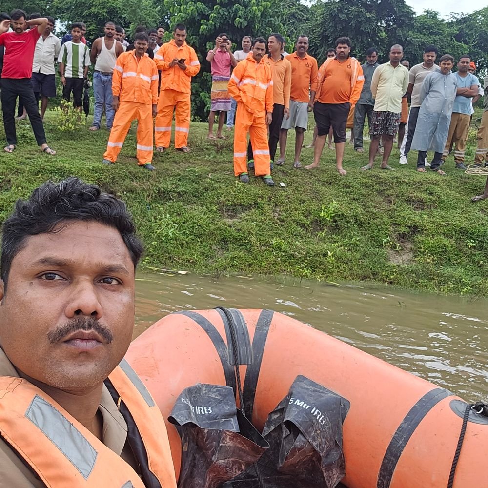 नाव से गिरा 40 वर्षीय व्यक्ति:गोमती में 30 घंटे बाद भी नहीं मिला शव; SDRF और पुलिस का सर्च ऑपरेशन जारी
