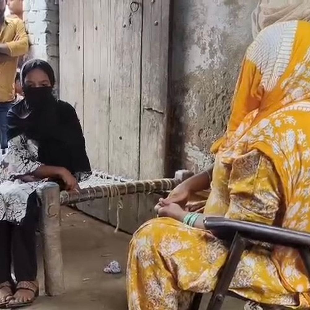 बॉयफ्रेंड के घर नाबालिग लड़की का हंगामा:शादी की जिद पर अड़ी, बोली- 3 साल से रिलेशन, कई बार शारीरिक संबंध बनाया