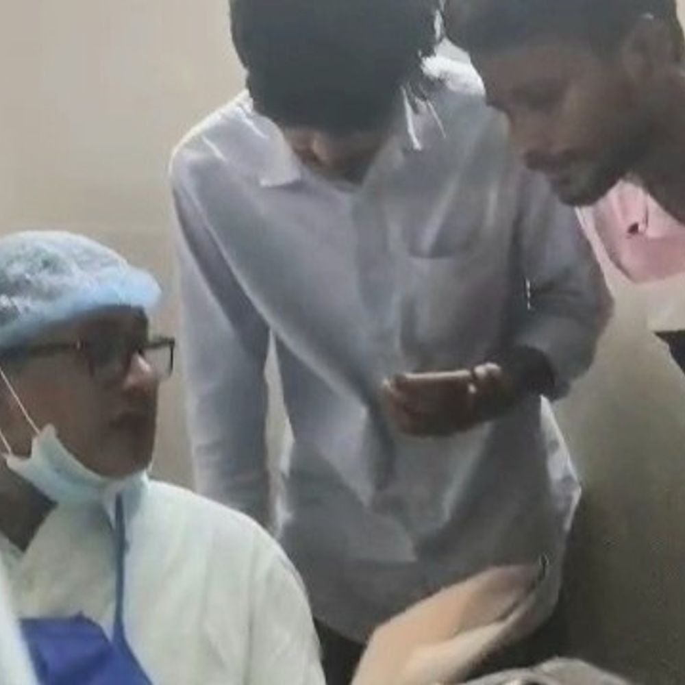 मेडिकल-कॉलेज में प्राइवेट कर्मी ने लिया मरीज का ब्लड सैंपल:DM ने लिया संज्ञान, प्रिंसिपल ने डॉक्टर को नोटिस जारी कर मांगा जवाब