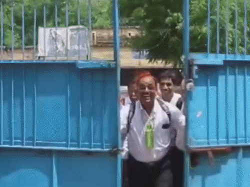 60-65 साल के बुजुर्ग बने छठी क्लास के बच्चे:आगरा में स्कूल में पिठ्ठू और गिल्ली-डंडा खेला; रेलगाड़ी बनाकर दौड़े: जीया बचपन