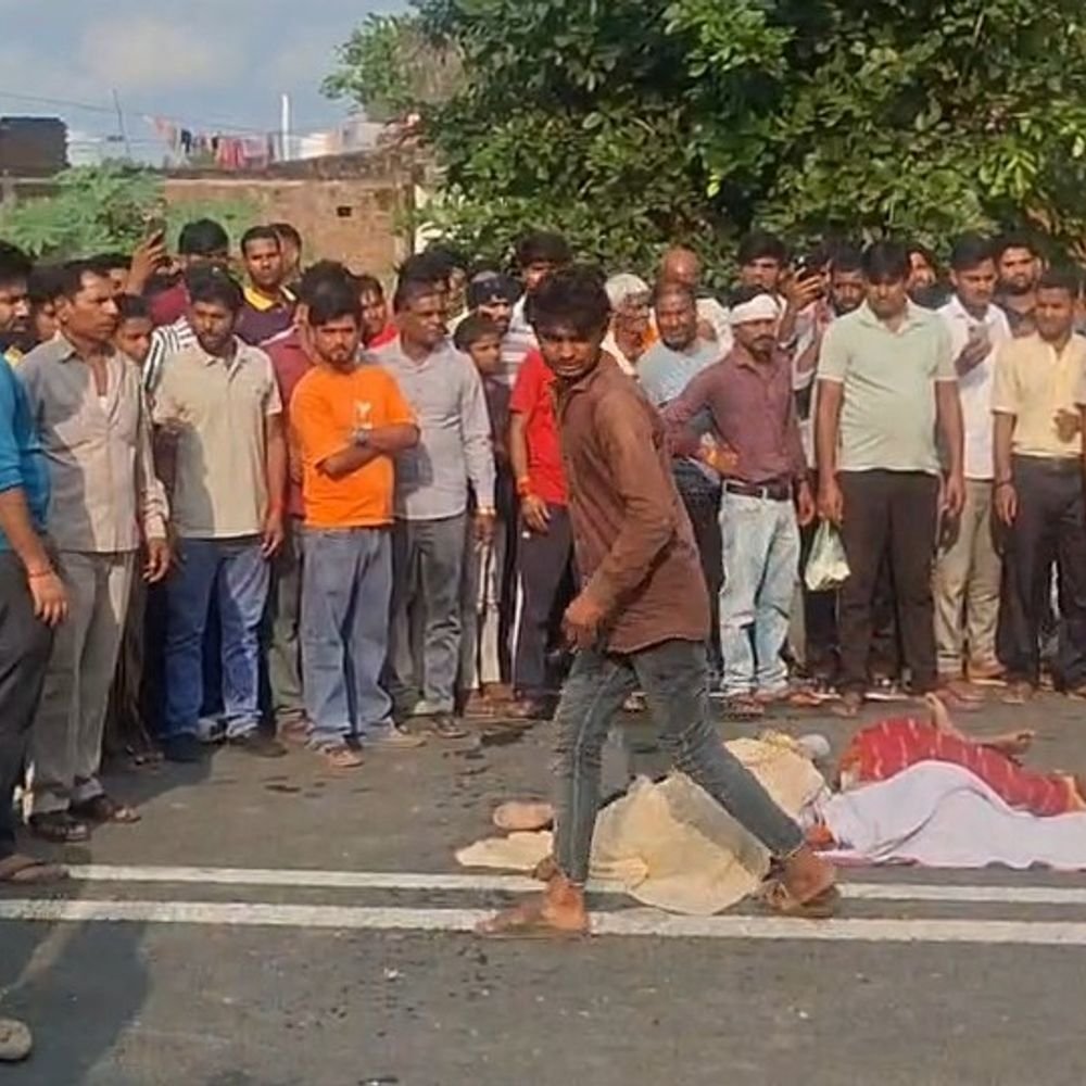 सैफई में पिकअप ने बाइक सवार दो युवकों को रौंदा:नाबालिग समेत दोनों की मौके पर मौत, चालक वाहन लेकर भागा