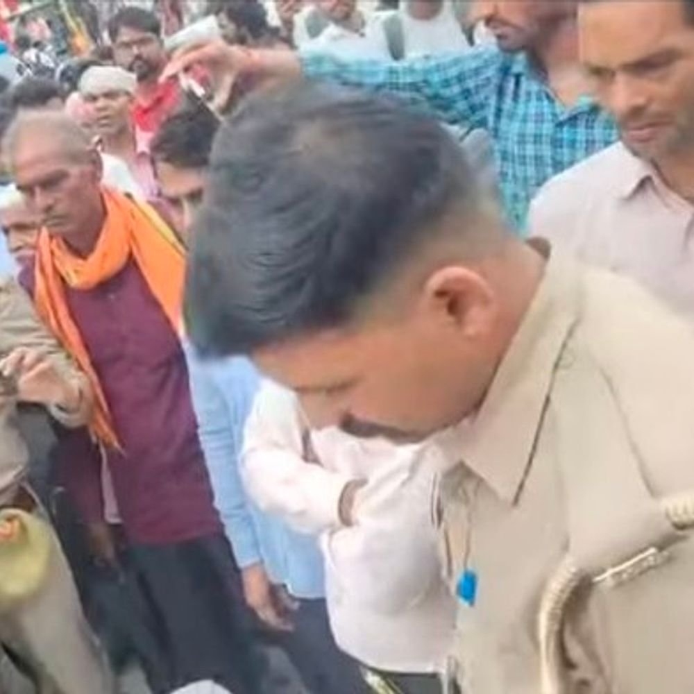 हसनगंज में लोगों ने धरना प्रदर्शन कर समस्या उठाई:बांध कटने से कई गांवों में जलभराव का खतरा, ग्रामीणों ने चौकी पर किया धरना