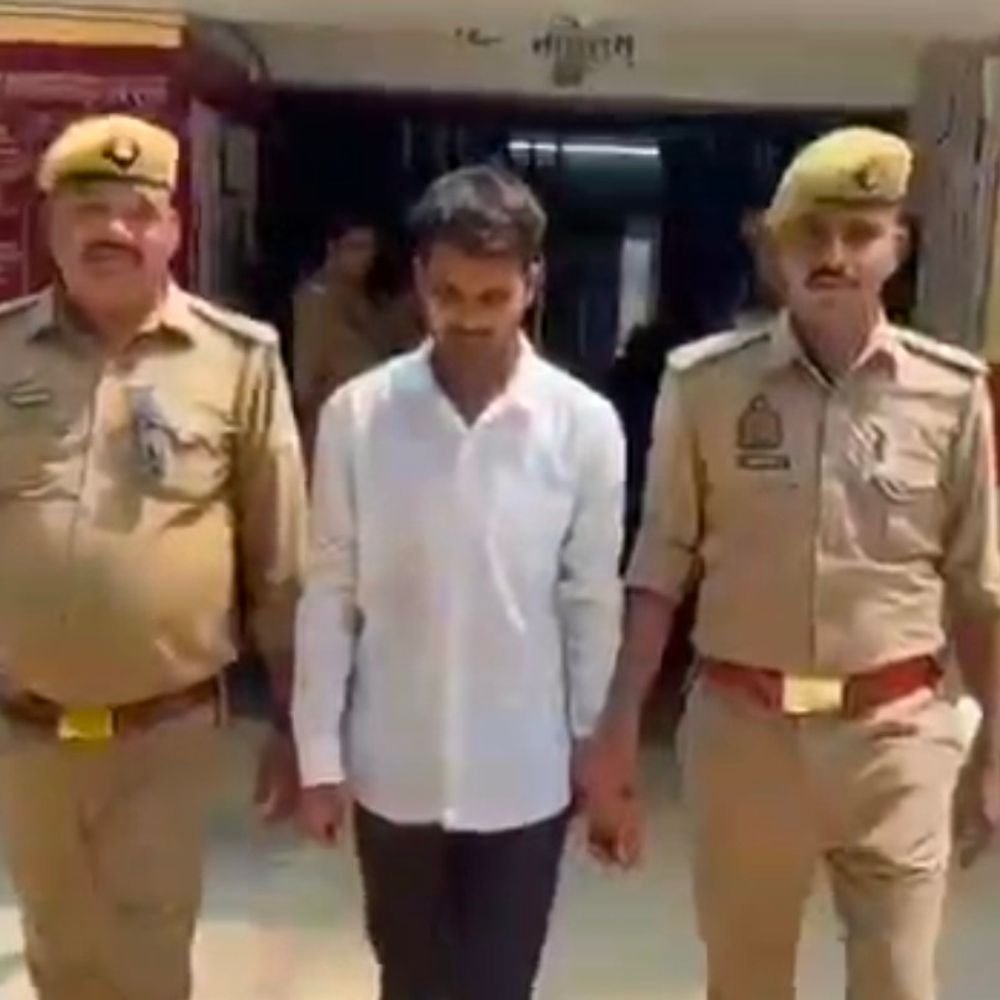 सुलतानपुर में 25 हजार का इनामी बदमाश गिरफ्तार:गांधी भंडार दुकान के पास से दबोचा, पुरानी रंजिश में तलवार-चाकू से हमले का आरोप