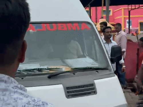 एक एंबुलेंस भटकती रही; चरगांवा से मंगायी गई दूसरी:डॉक्टर, स्वास्थ्य कर्मियों के फोन के बाद भी हुई देरी; यूं ही नहीं फूटा था अधिवक्ताओं का गुस्सा