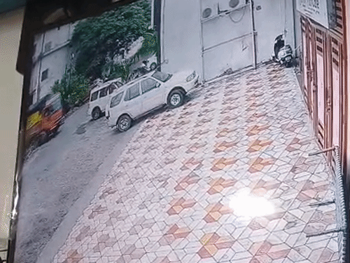 झांसी में ट्रक ने 3 गाड़ियों को उड़ाया, VIDEO:ड्राइवर नहीं था तो हेल्पर चलाने लगा, फिर संभाल नहीं पाया, शोरूम में भड़दड़ मची