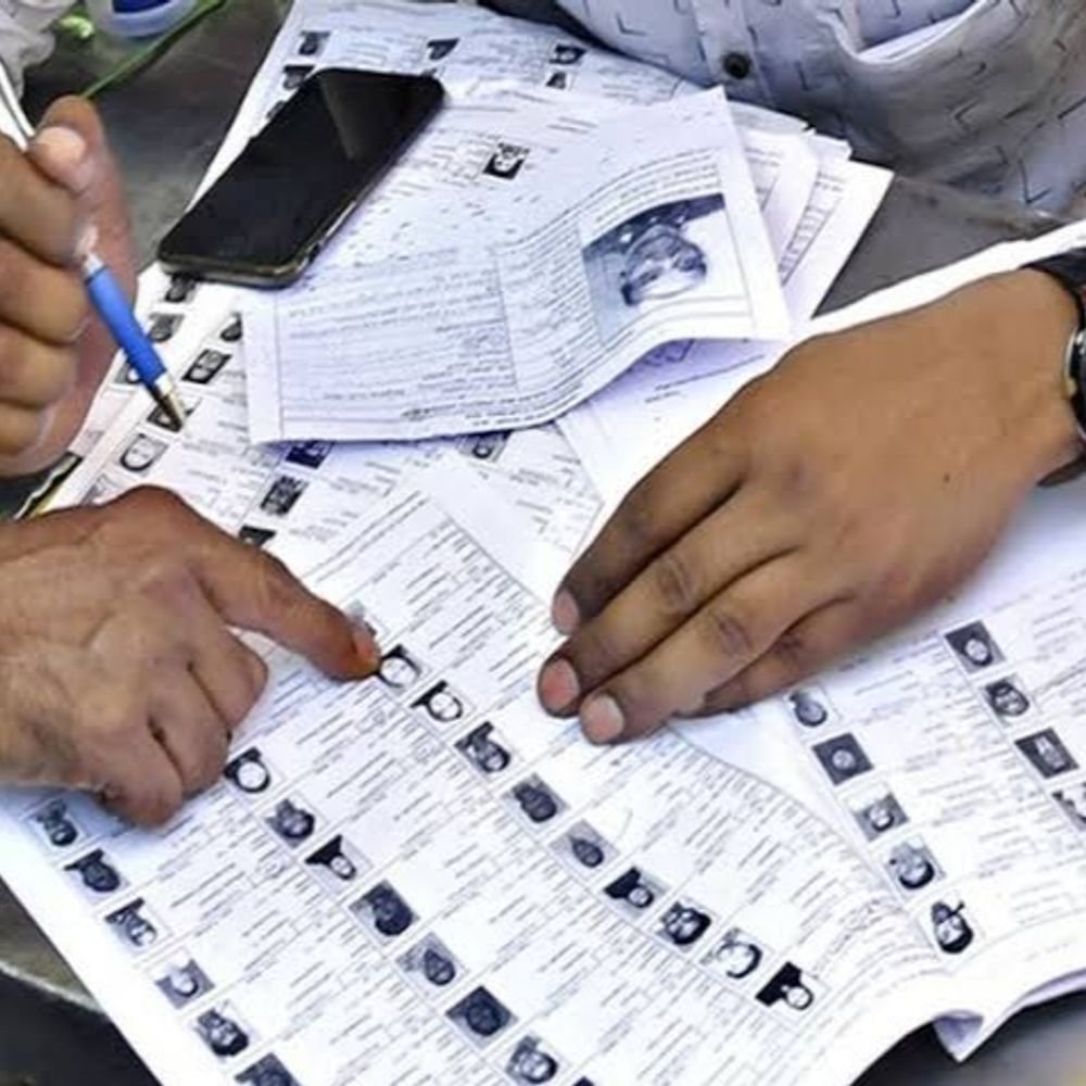 38 BLO के तबादले पर सपा ने उठाए सवाल:शिक्षक मतदाता सूची में 5 हजार से ज्यादा अपात्र नाम जोड़ने का लगाया आरोप