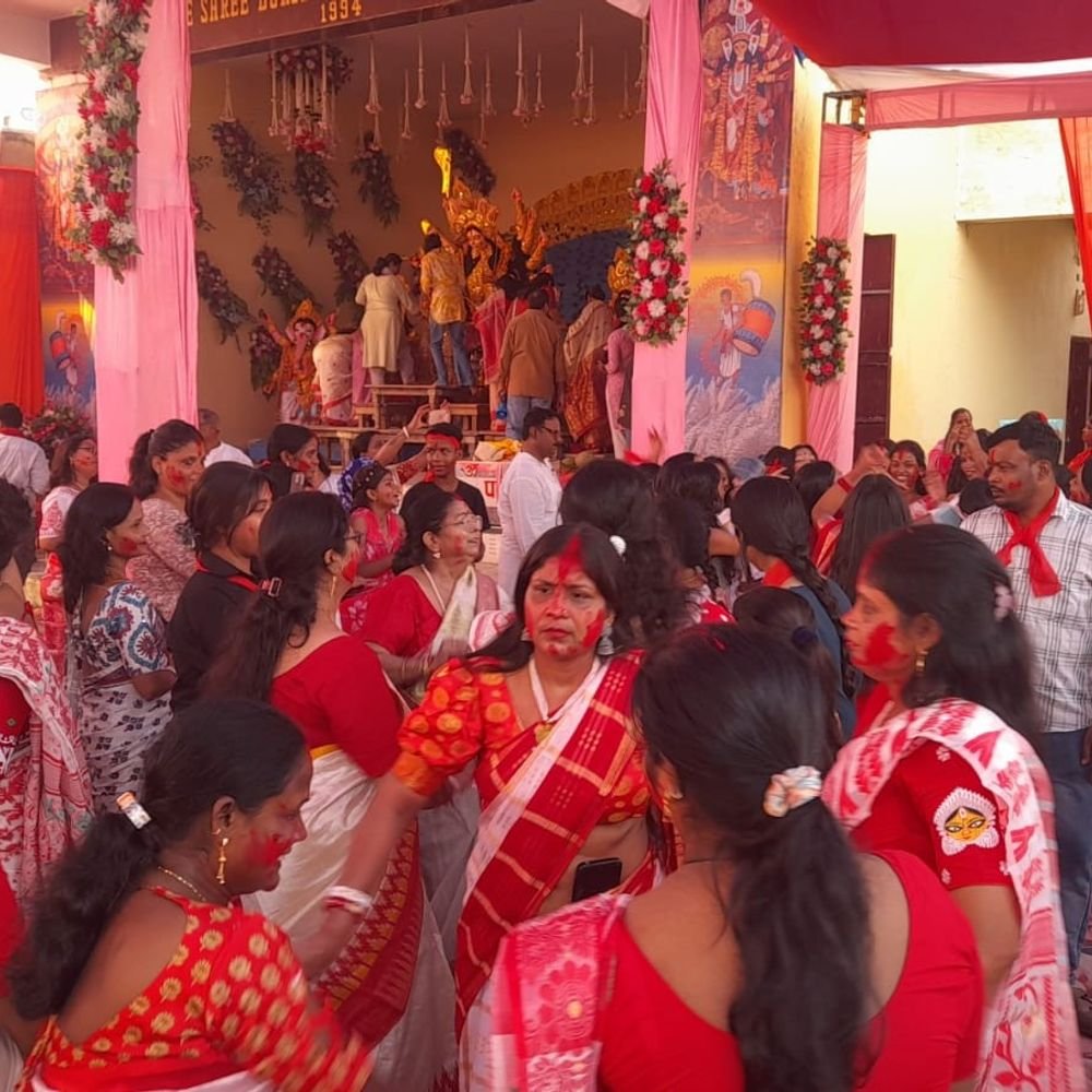 आगरा में दुर्गा पूजा महोत्सव:बंगाली समाज ने दी विदाई, 12 फीट ऊंची महालक्ष्मी प्रतिमा का हुआ विसर्जन