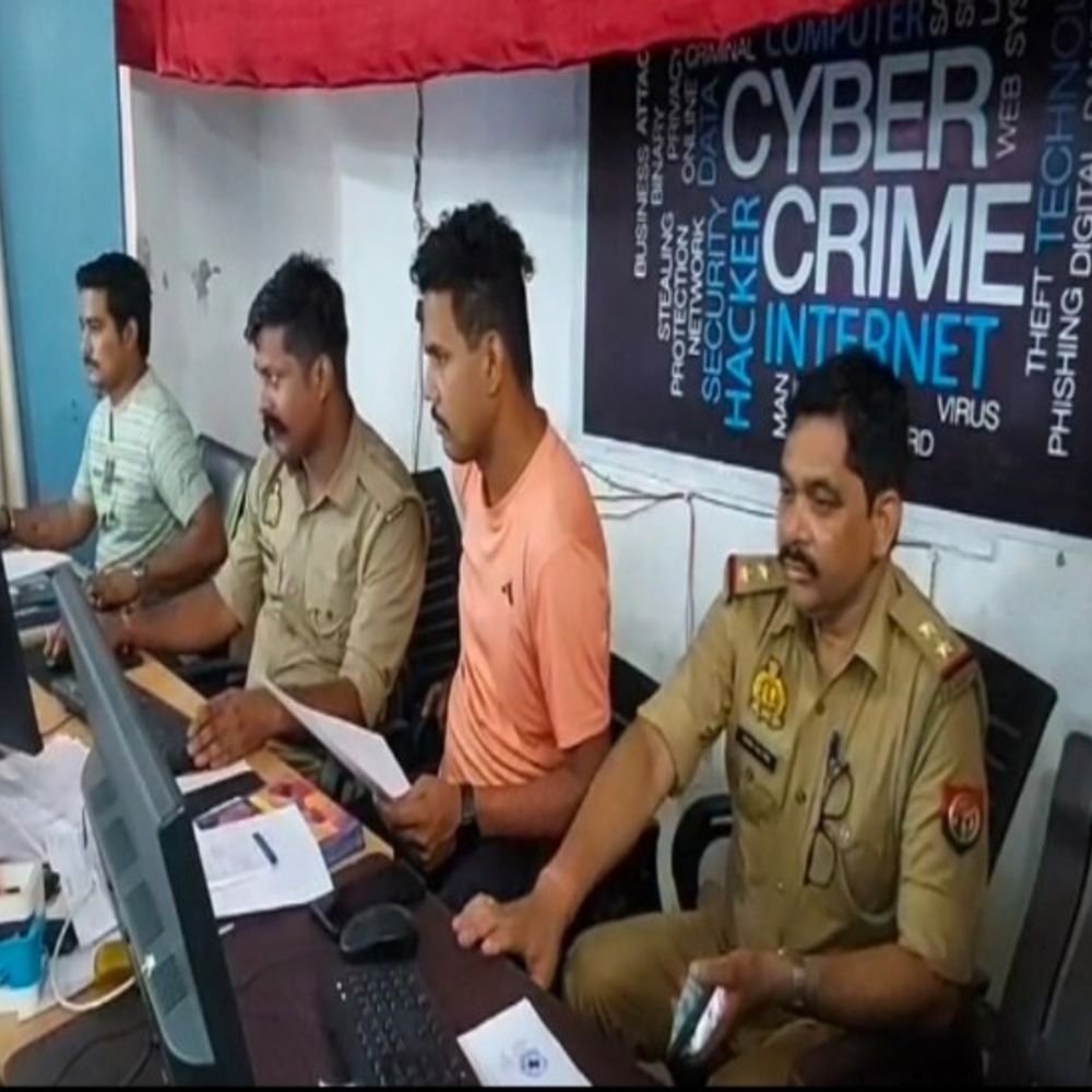 युवती की फर्जी आईडी बनाकर फोटो-वीडियो वायरल करने का आरोप:सुल्तानपुर में गाली-गलौज कर पिता और भाई के मोबाइल पर भेजे आपत्तिजनक कंटेंट; केस दर्ज