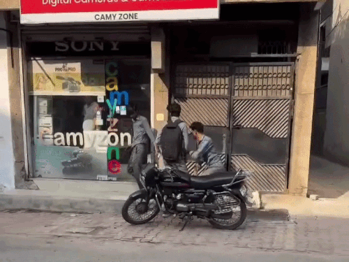छिपी टैंक में छात्र गुटों में मारपीट का वीडियो वायरल:1:13 मिनट के वीडियो में लात-घूंसे और बेल्ट से हमला करते दिखे युवक, एक दबोचा