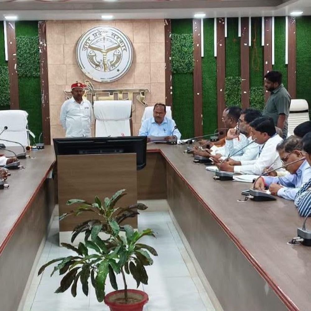 जौनपुर में 2027 चुनाव के लिए मतदेय स्थलों का पुनर्निर्धारण:राजनीतिक दलों से बैठक, 12 नवंबर से दावे-आपत्तियां, अंतिम सूची 4 जनवरी को