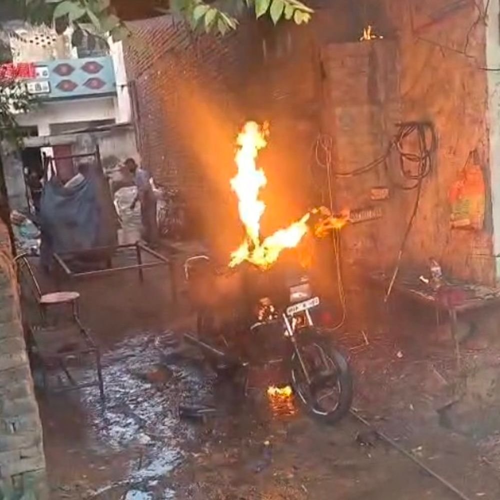 सहारनपुर में वेल्डिंग के दौरान बाइक में लगी आग:चिलकाना बस अड्डे के पास हादसा; पुलिस ने मौके पर पहुंचकर आग बुझाई, कोई घायल नहीं