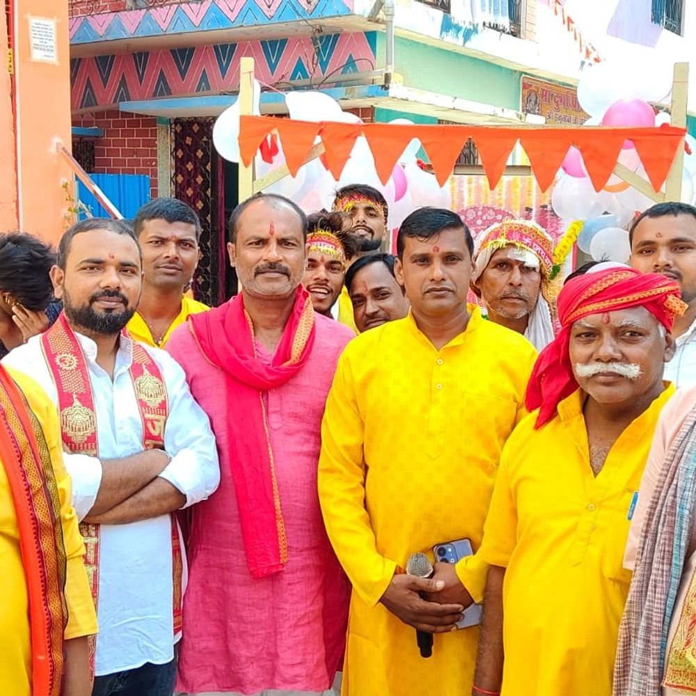 महराजगंज में कलश विसर्जन शोभायात्रा:दुर्गा मंदिर परिसर से निकली यात्रा, वैदिक मंत्रोच्चार संग हुआ प्रतिमा विसर्जन