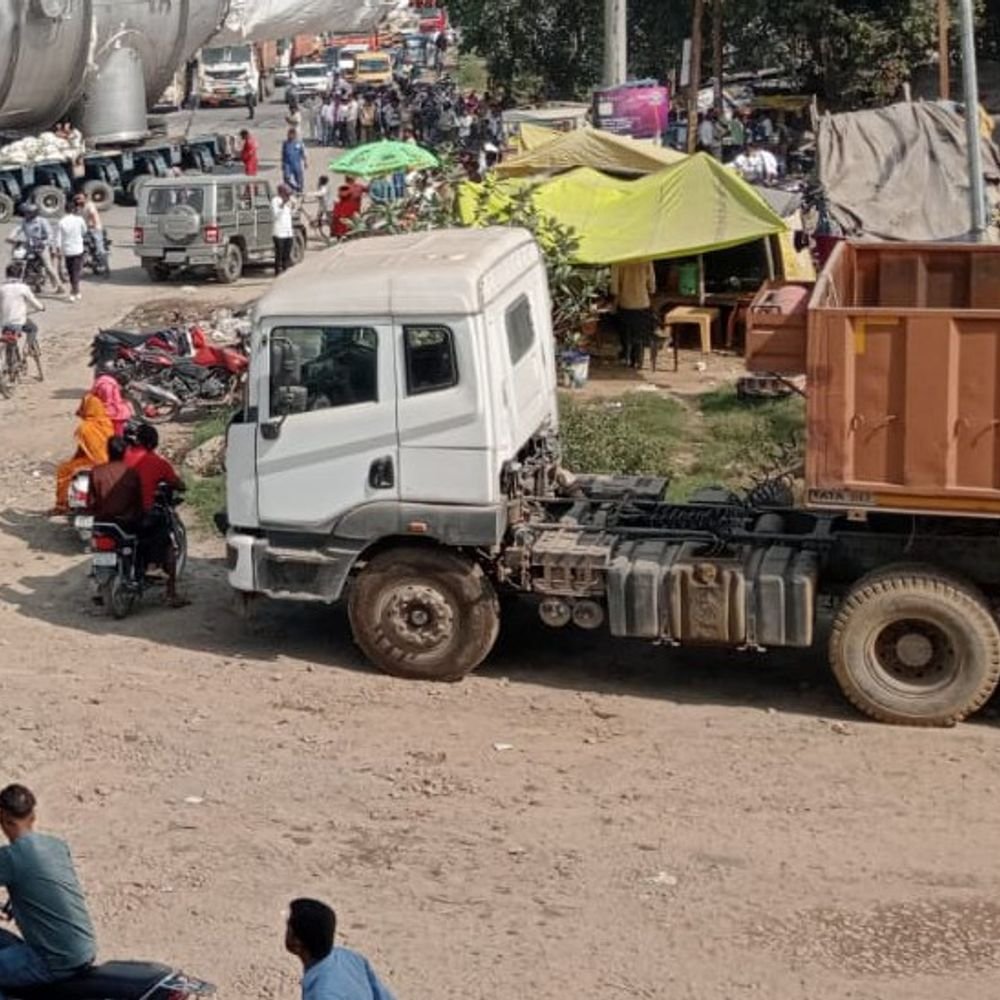 बस्ती में स्कूटी बचाने में टेंपो पलटा, 9 घायल:उमरा चौराहे के पास गड्ढे में गिरा, दो गंभीर रेफर