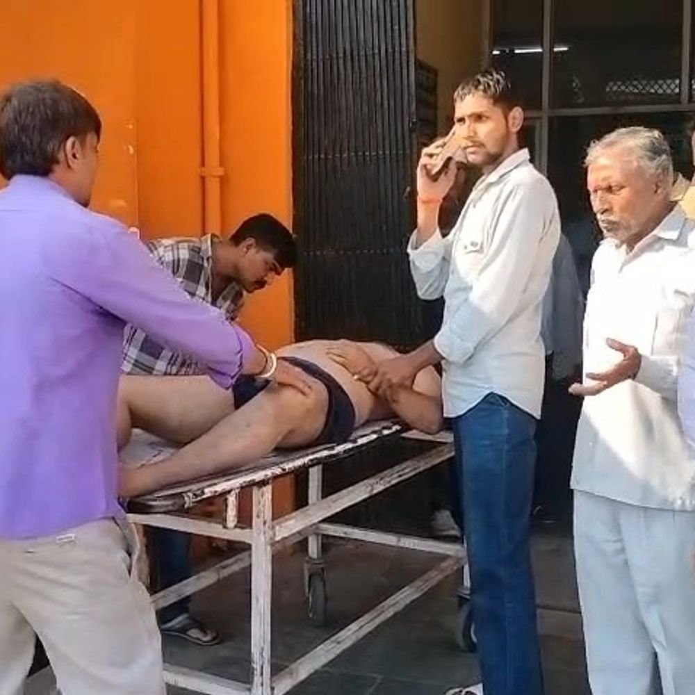 मैनपुरी में युवक की संदिग्ध हालात में मौत:गले पर मिला फंदे का निशान, परिजन जिला अस्पताल लेकर पहुंचे