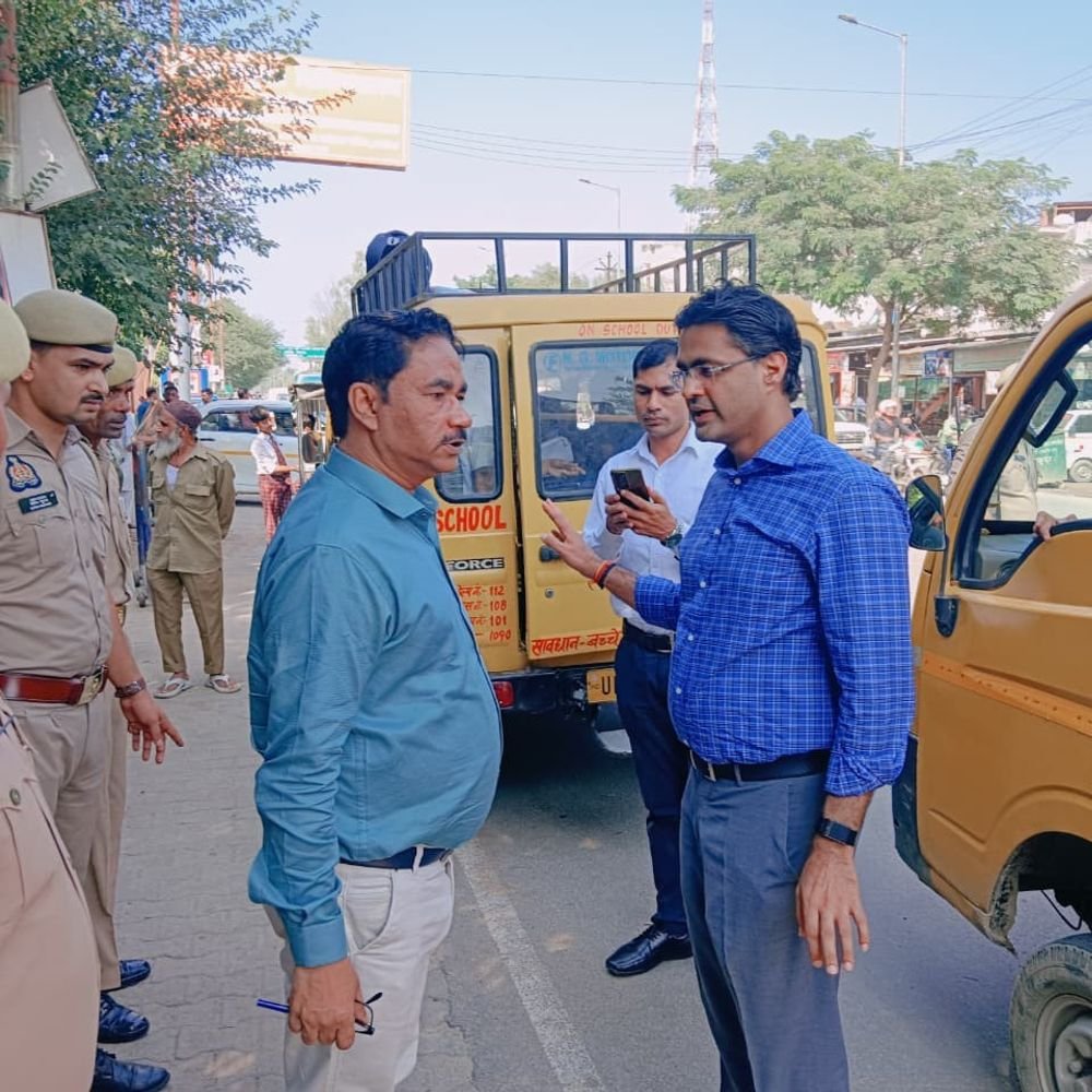 अमरोहा में ओवरलोड ई-रिक्शा देख डीएम रुके:4 स्कूली वाहनों पर 79 हजार का जुर्माना, FIR के निर्देश