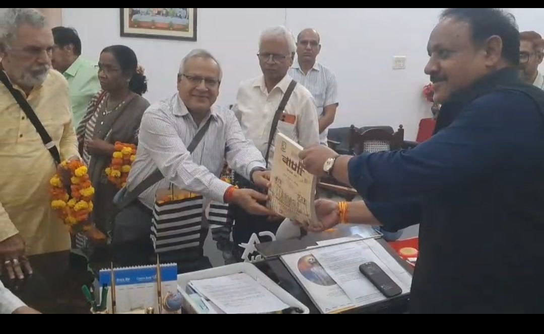 रसायन विभाग को देखकर पुरानी यादों में खो गए पुरातन छात्र छात्राएं 