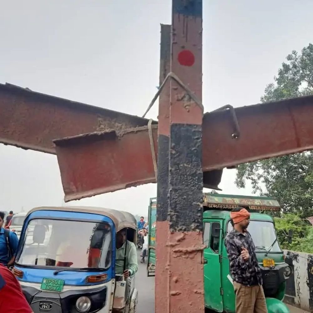 आगरा में आंबेडकर पुल का हाइट बैरियर टूटा:अज्ञात वाहन की टक्कर से टूटा बैरियर, पर्यटक और बाजार जाने वाले परेशान